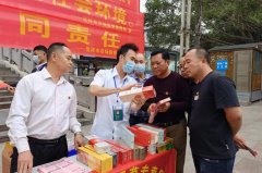 手把手指点过往群众通过察看包拆印刷细节、触